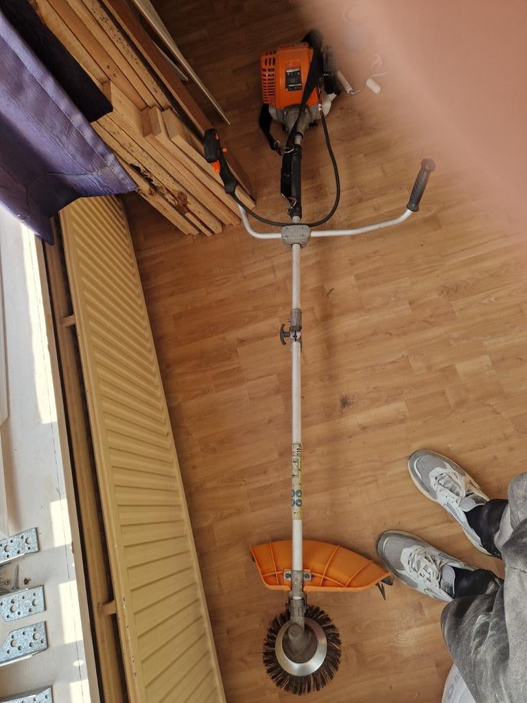 Kibani Bosmaaier 4-takt zaagblad, staalborstel en brandstof, Tuin en Terras, Bosmaaiers, Ophalen of Verzenden, Gebruikt, Benzine