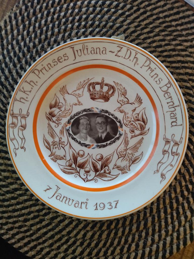 Puntgaaf sierbord bij het huwelijk van Juliana en Bernhard., Ophalen of Verzenden, Servies