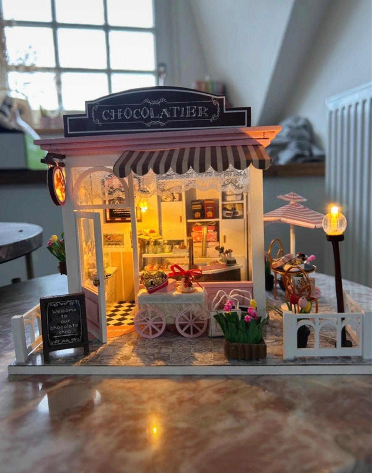 Miniatuur Chocolatier Poppenhuis met Verlichting zelfgemaakt, Ophalen of Verzenden, Zo goed als nieuw, Poppenhuis