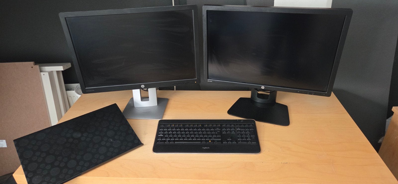 HP EliteDisplay E242 & HP Z24i monitoren met Logitech K800, Gebruikt, IPS, Full HD, Ophalen of Verzenden