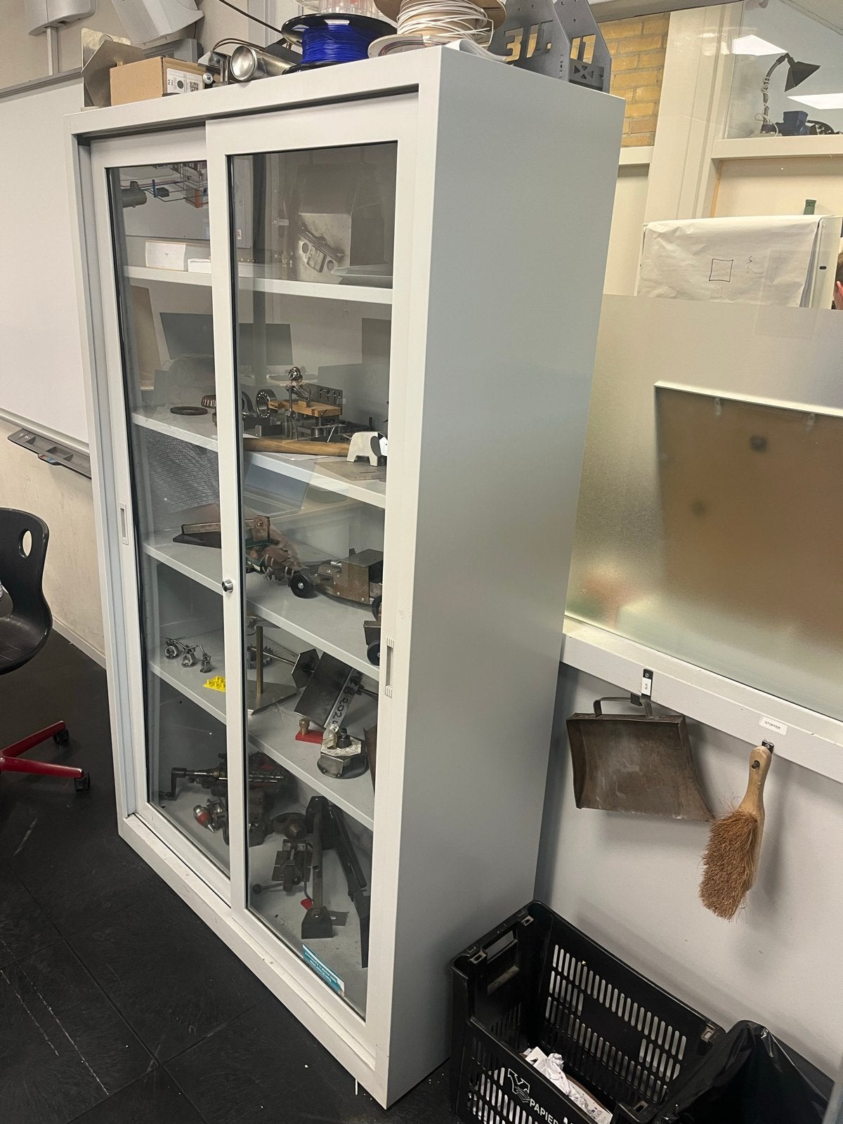 Vitrinekast met glazen schuifdeuren en slot, Ophalen, Gebruikt, 100 tot 150 cm, Metaal