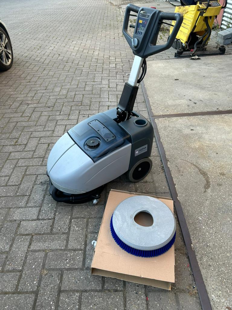 Schrobmachine Nilfisk SC 351, Doe-het-zelf en Verbouw, Reinigingsmachines, Ophalen of Verzenden, Zo goed als nieuw