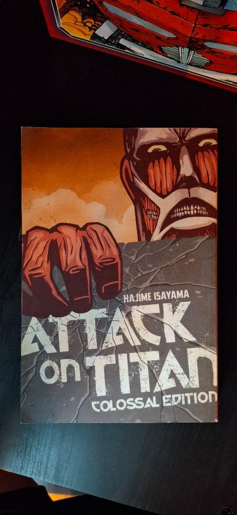 Attack on Titan Colossal Edition vol. 1, Ophalen of Verzenden, Japan (Manga), Hajime Isayama, Gelezen