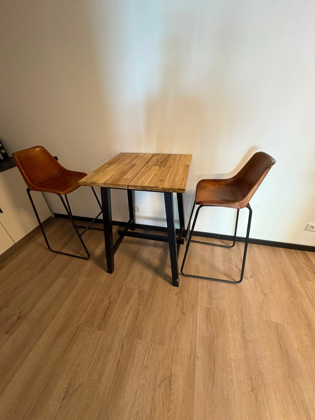 Sfeervolle Bartafel met 2 Design Krukken, Ophalen, Zo goed als nieuw