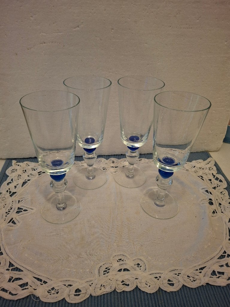 4 mooie wijnglazen met een blauwe bol in de steel / voet, Ophalen of Verzenden