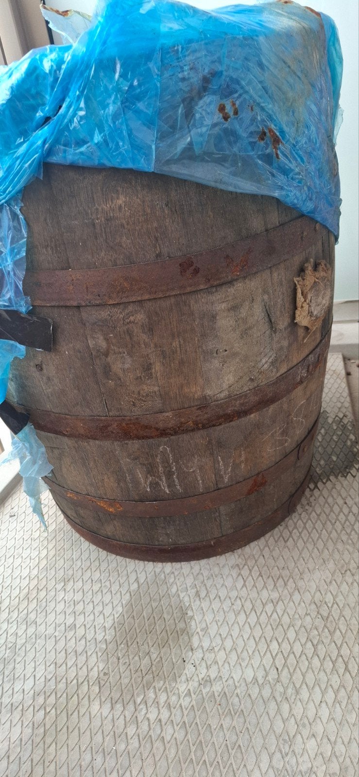 Oude houten wijnvat / decoratievat, Ophalen