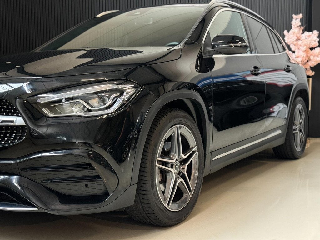 Mercedes-Benz GLA-klasse 180 AMG | LED | WIDESCREEN | TREKHA, Gebruikt, 4 cilinders, Zwart, 1600 kg