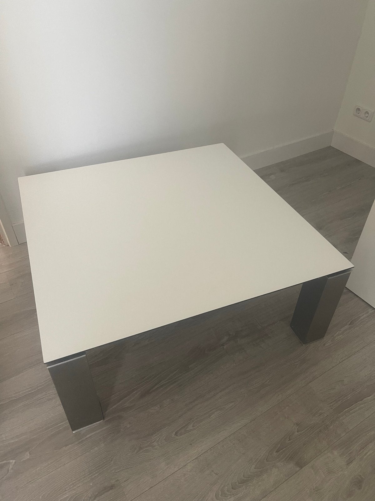 Moderne witte salontafel met metalen poten, Huis en Inrichting, Tafels | Salontafels, Ophalen, Overige materialen, 100 tot 150 cm