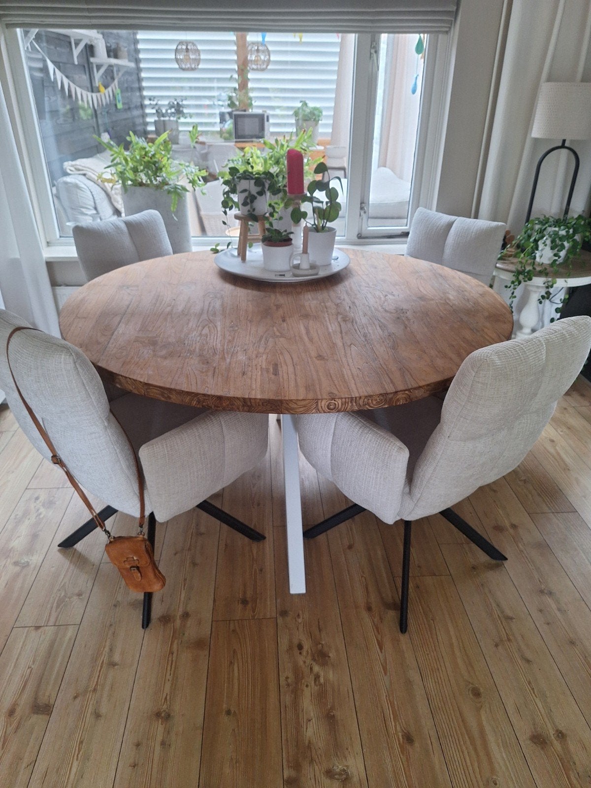 Ronde eettafel van massief hout met wit onderstel, Modern, Scandinavisch, Rond, Zo goed als nieuw, Vijf personen of meer