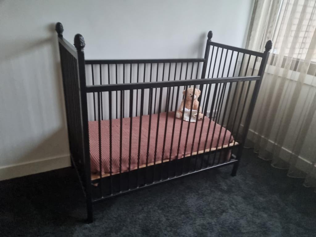 Zwart ijzeren babybedje - in hoogte verstelbaar, Ophalen