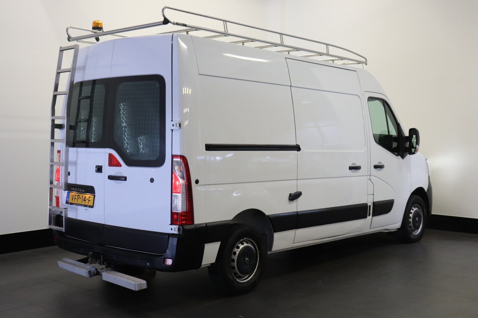 Renault Master 2.3 dCi 135PK L2H2 EURO 6 - Airco - Cruise -, Gebruikt, 4 cilinders, Renault, Origineel Nederlands