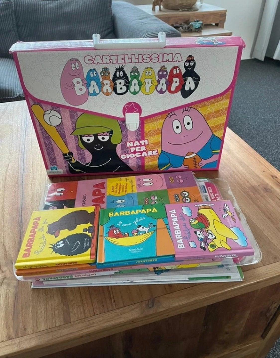 Nieuw Koffer Barbapapa boekjes stickers Italiaans stripboek, Meerdere stripboeken, Ophalen of Verzenden, Zo goed als nieuw