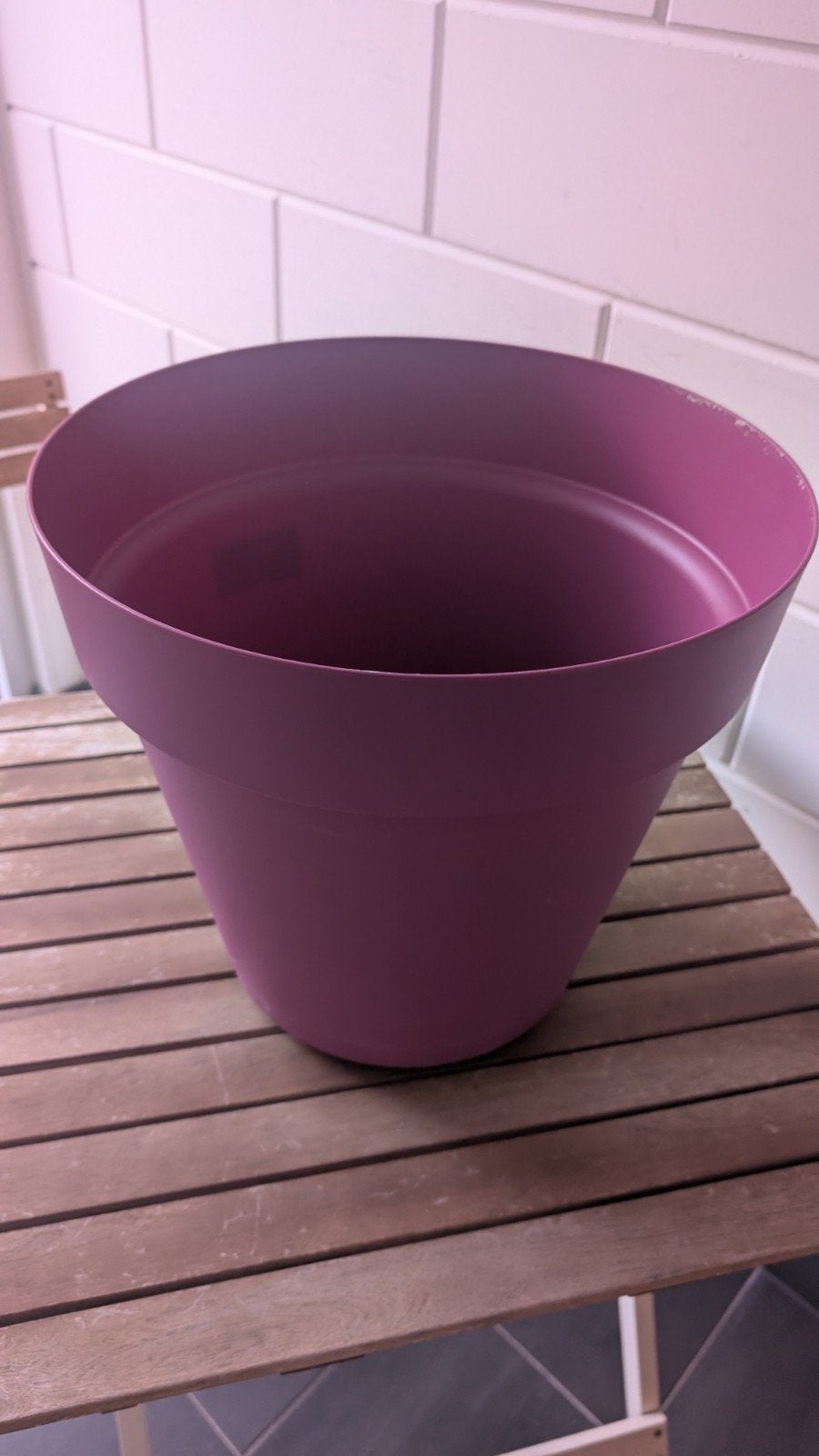 Gebruikte paarse bloempot met schotel, Tuin en Terras, Bloempotten, Kunststof, Gebruikt, Rond, Balkon