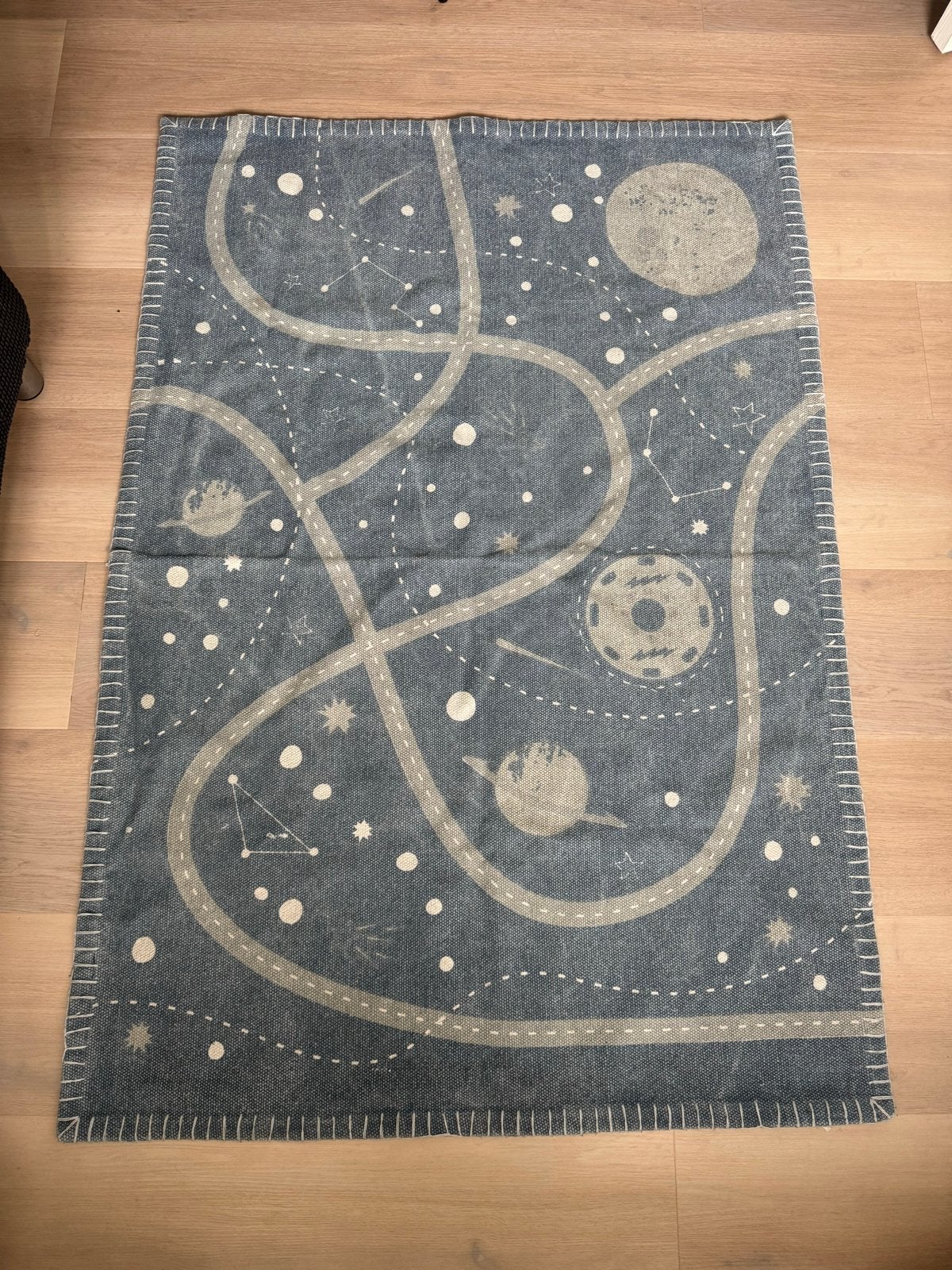 Vloerkleed 100x145 cm - Ruimtevaart thema, Gebruikt, 100 tot 150 cm, Blauw, Ophalen of Verzenden