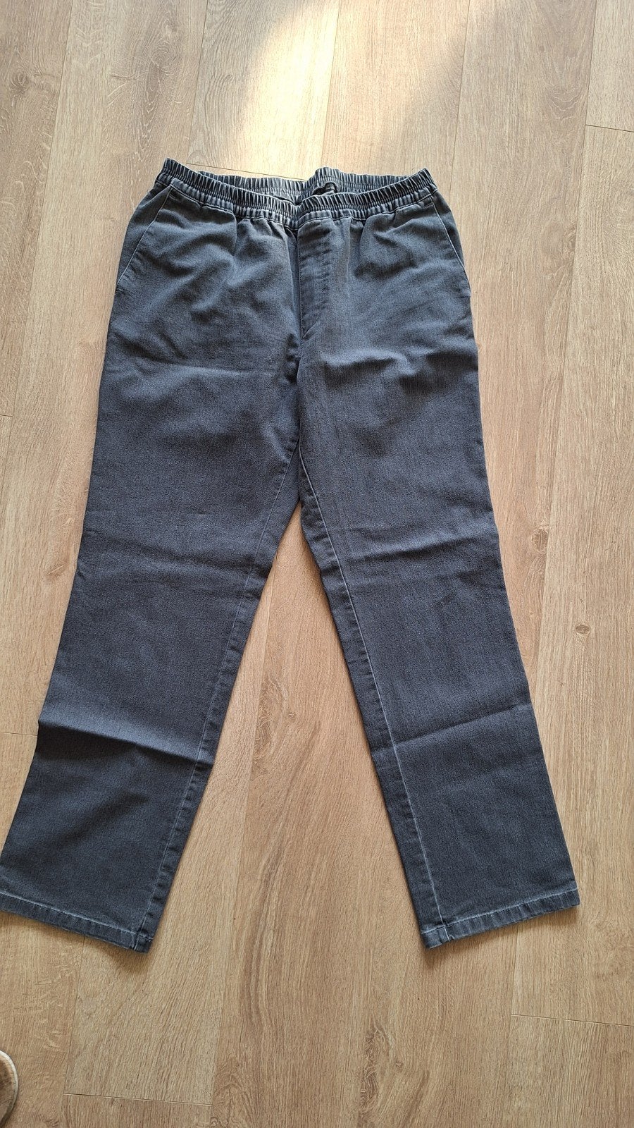 Heren comfortbroek met 2 zijzakken en 1 achtetzak met knoop, Ophalen of Verzenden, Nieuw, Maat 48/50 (M), Grijs