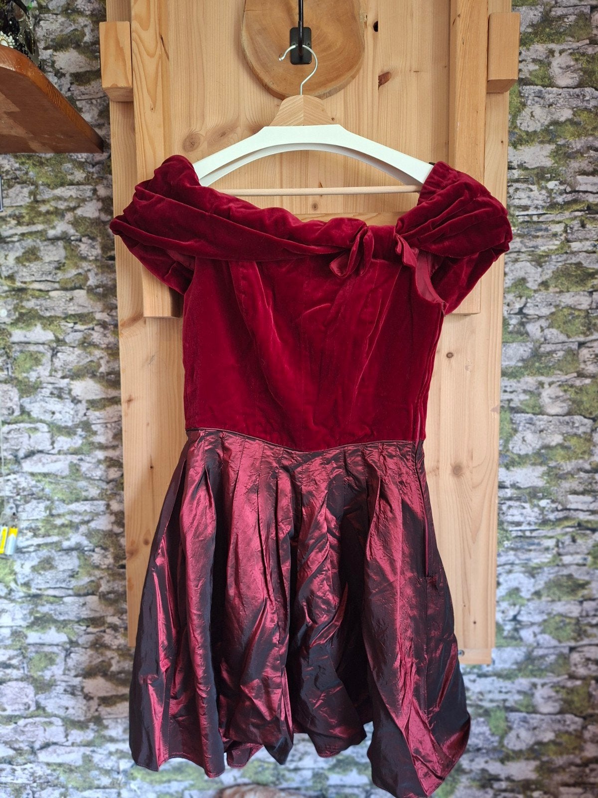 Vormpassende rode fluwelen jurk - Laura Ashley, Kleding | Dames, Jurken, Maat 38/40 (M), Ophalen of Verzenden, Boven de knie, Rood