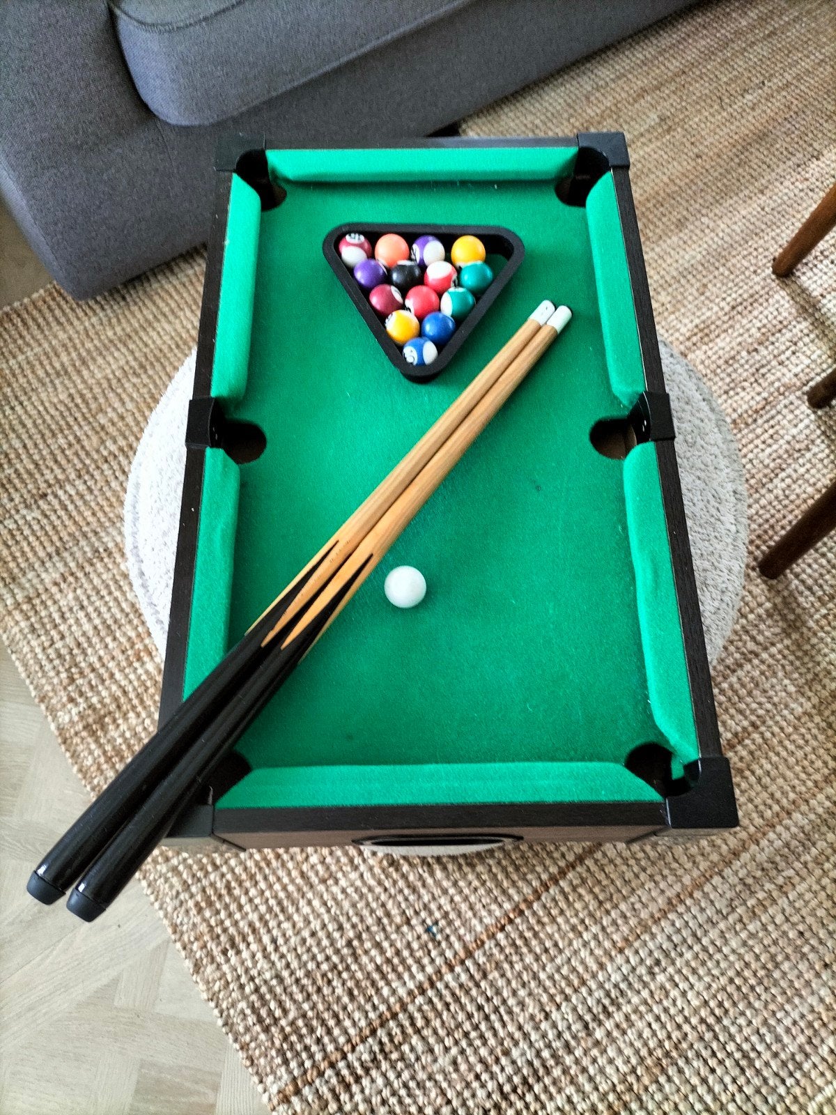 Mini pooltafel 50x30cm met 2 keuen en driehoek, Sport en Fitness, Biljarten en Poolen, Ophalen of Verzenden, Gebruikt, Pooltafel