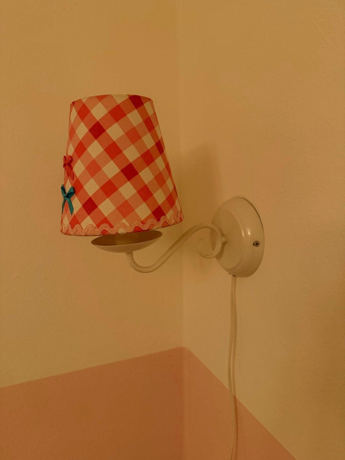 Lief! Wandlampje met ruitjespatroon en strikjes, Ophalen, Met snoer/stekker, Gebruikt, Roze