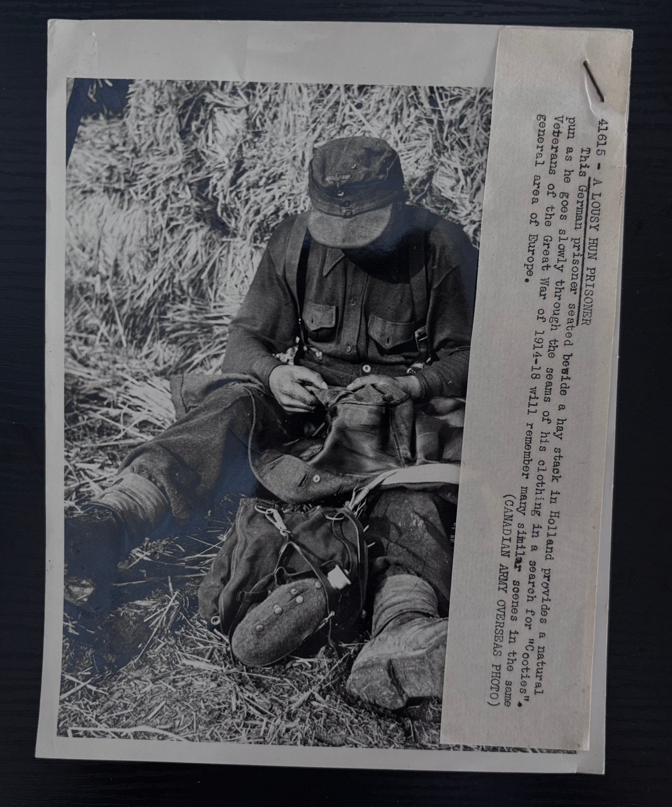 WW2 Canadese AFPU foto afdruk - Duitse POW, Ophalen of Verzenden, Duitsland, Foto of Poster