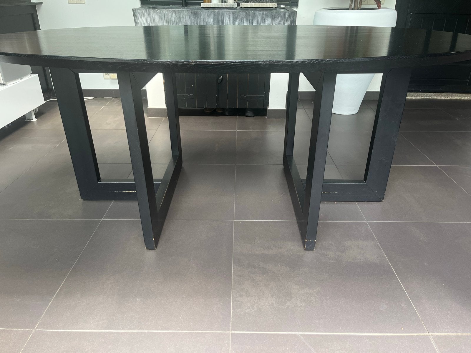 Zwarte ovale tafel met 6 taupe kunstleren stoelen, Ophalen, Overige materialen, Gebruikt, 100 tot 150 cm