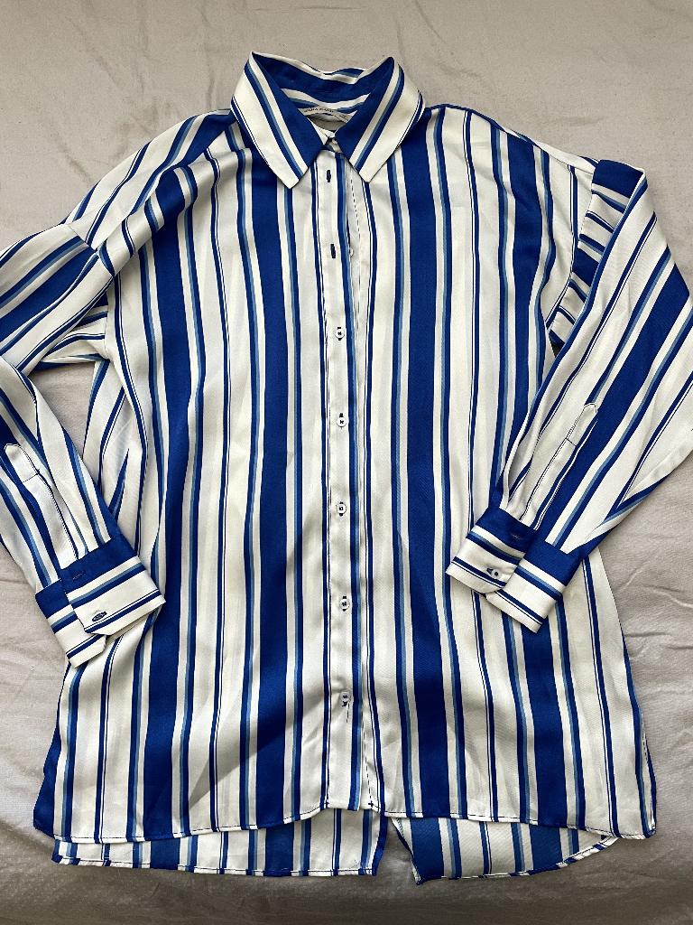 Satijn materiaal blouse ZARA blauw / wit maat S, Ophalen of Verzenden, Zo goed als nieuw, Maat 38/40 (M), Blauw