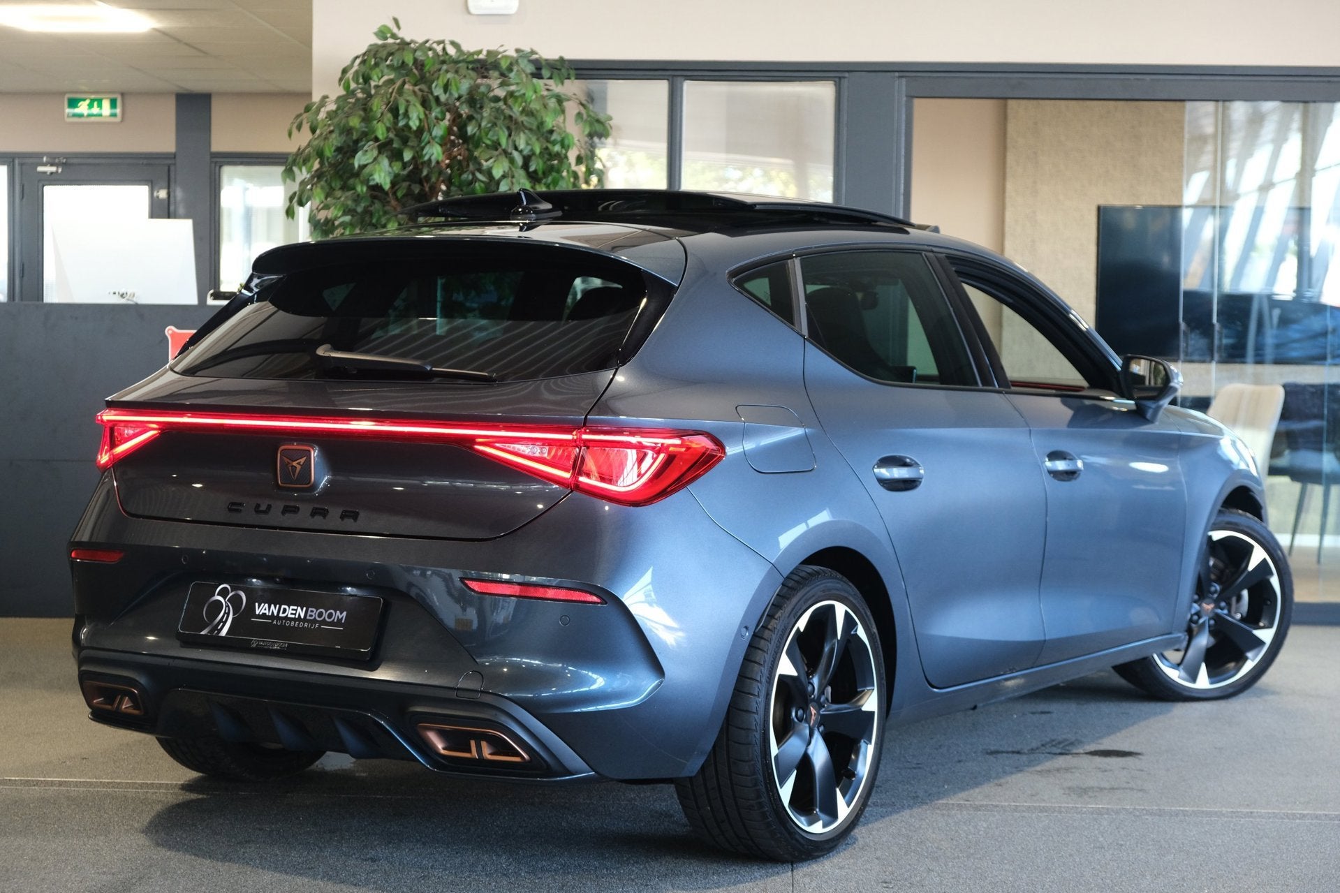 CUPRA Leon 1.4 e-Hybrid 204PK Pano Volleder Cam Led Navi ACC, Auto's, Dealer onderhouden, Gebruikt, Zwart, 4 cilinders