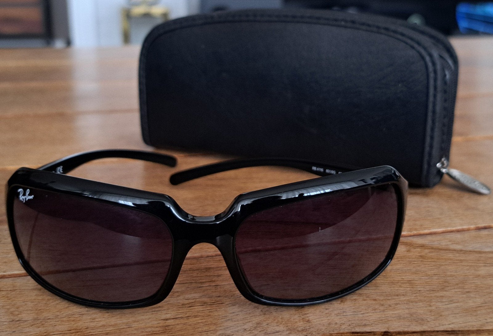 Ray-Ban 4068 601
zwarte dames zonnebril, Ophalen, Zo goed als nieuw, Zwart, Ray-Ban