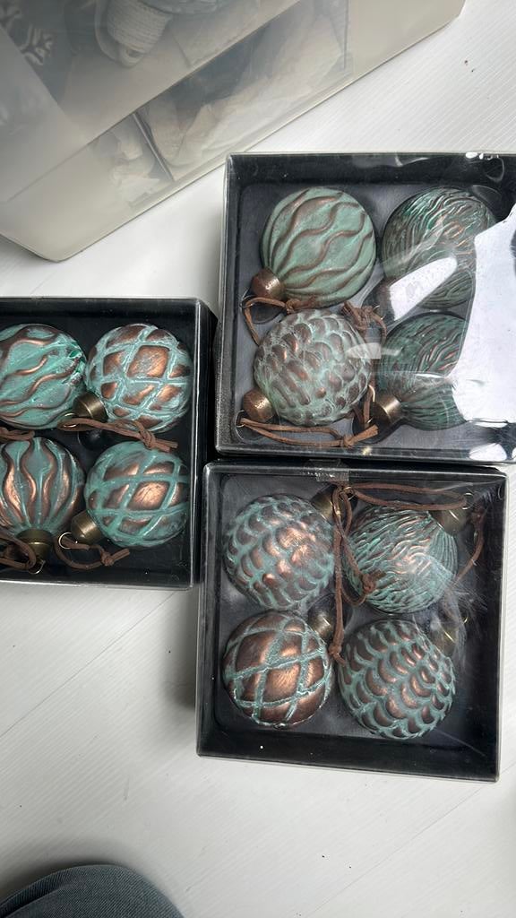 14 kerstballen met leren lintje 5€, Diversen, Kerst, Ophalen of Verzenden, Zo goed als nieuw