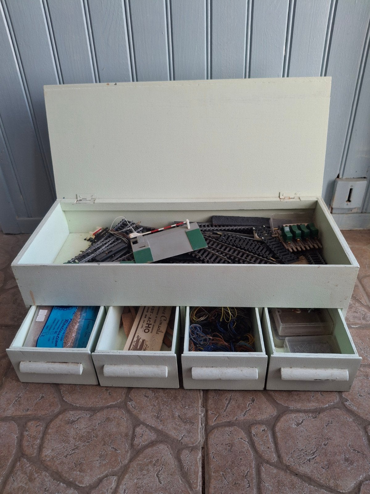 Vintage Franse houten ladekast met modeltreinonderdelen, Ophalen of Verzenden, Gebruikt, Gelijkstroom, Rails
