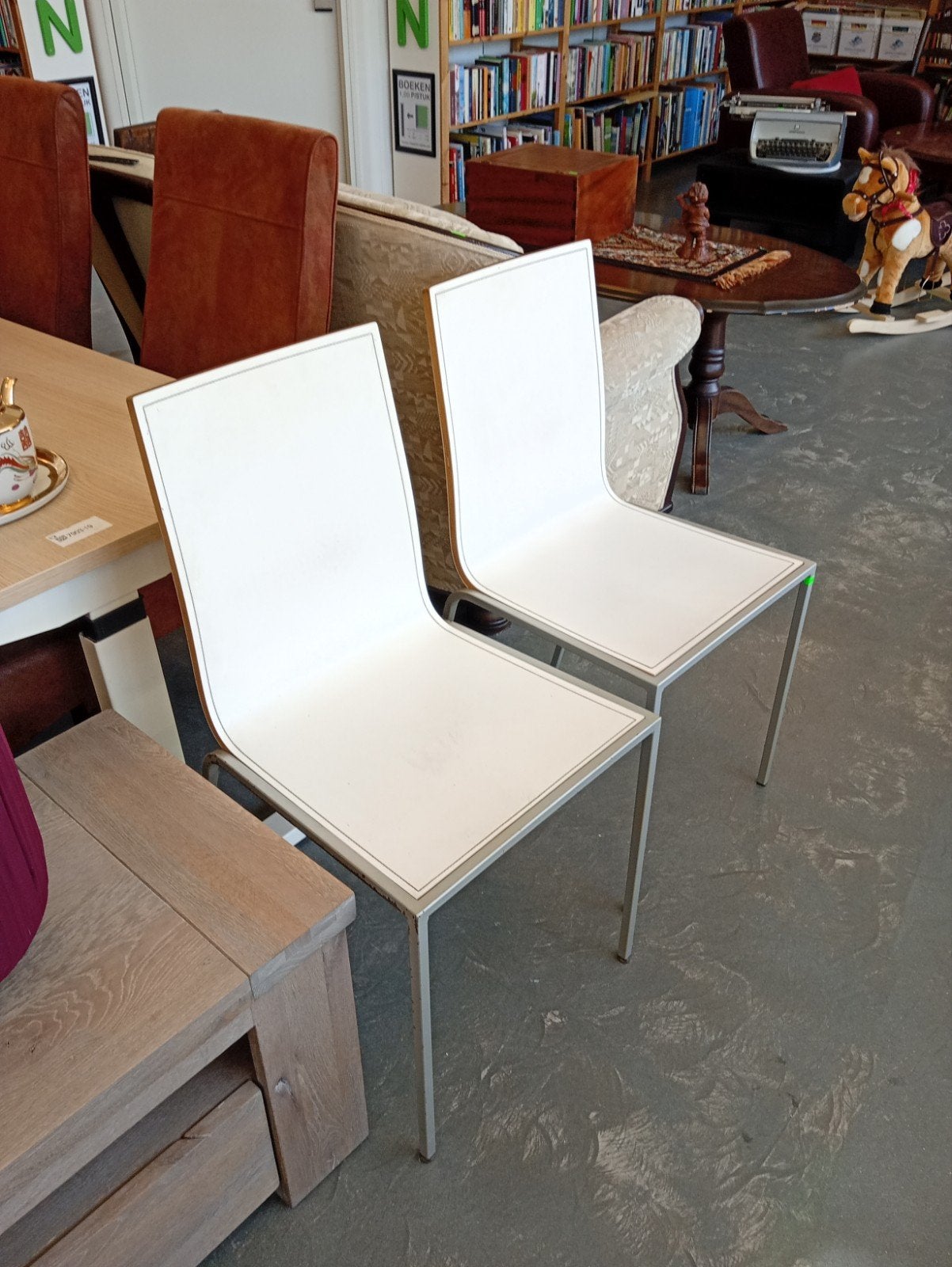2 design stoelen, wit, hout, Huis en Inrichting, Stoelen, Ophalen, Wit, Hout