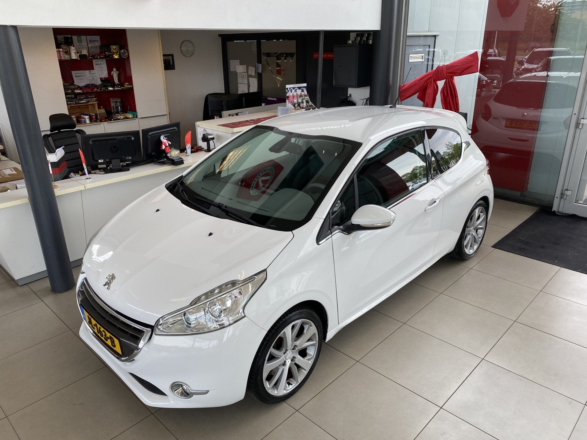 Peugeot 208 1.6 THP Allure,Navigatie,Parkeerassistent,Climat, Gebruikt, Bedrijf, Handgeschakeld, Grijs
