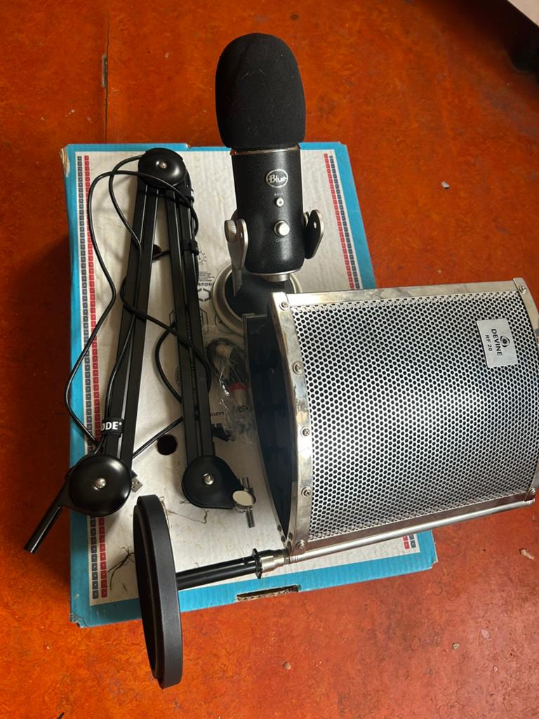 Blue Yeti USB Microfoon met Rode PSA1 en Popfilter, Ophalen, Zo goed als nieuw, Studiomicrofoon