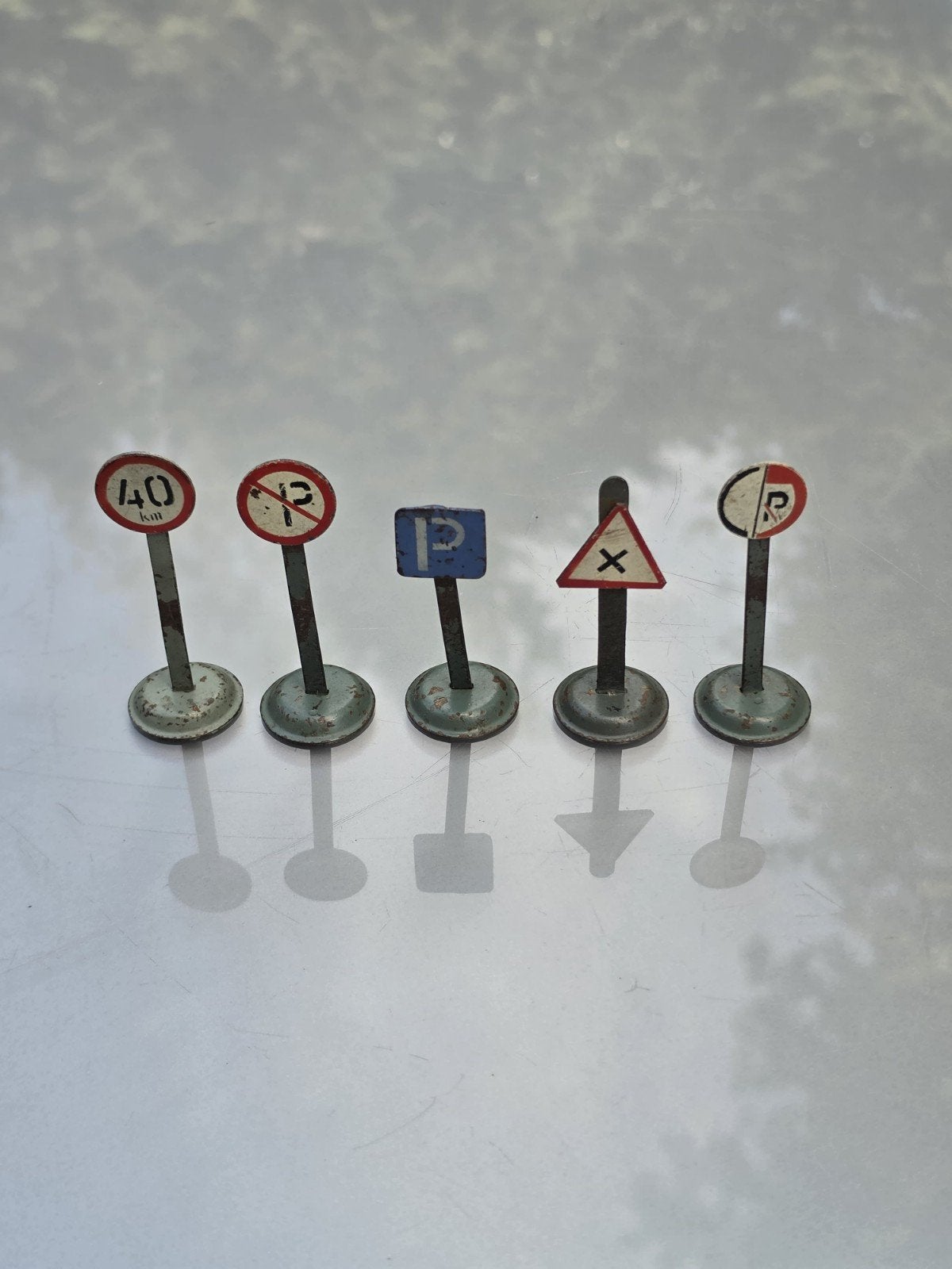 5x oud speelgoed verkeersborden Schuco ? Dinky Toys ?, Ophalen of Verzenden