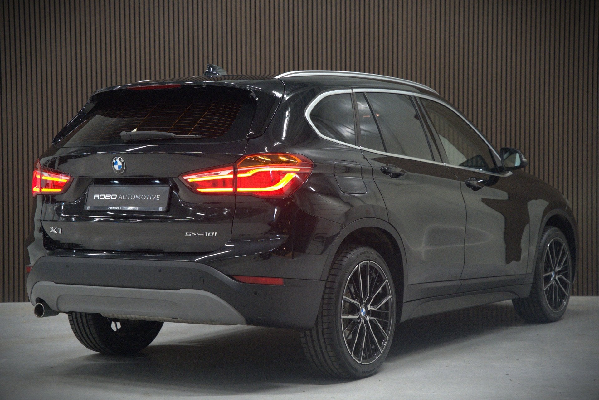 BMW X1 sDrive18i Executive Edition | Stoelverwarming | Head-, Auto's, Dealer onderhouden, Stof, Zwart, Origineel Nederlands