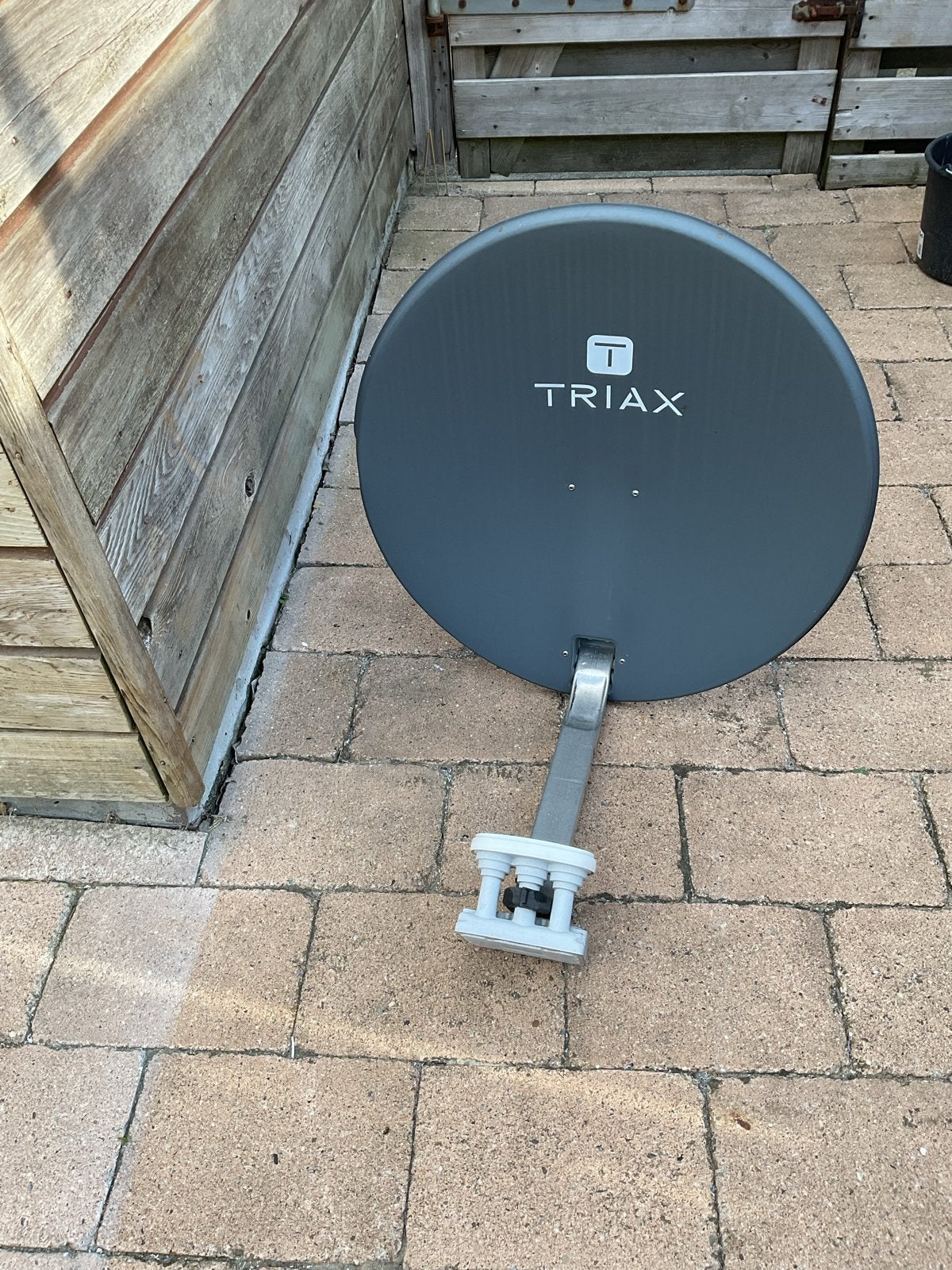 Triax schotelantenne met muurbeugel triple sat, Ophalen, Gebruikt, (Schotel)antenne, Overige merken