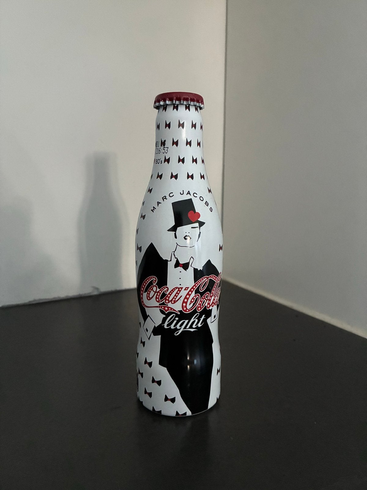 Coca-Cola Light Marc Jacobs Design Fles - Collectors Item, Verzamelen, Ophalen of Verzenden, Zo goed als nieuw, Gebruiksvoorwerp