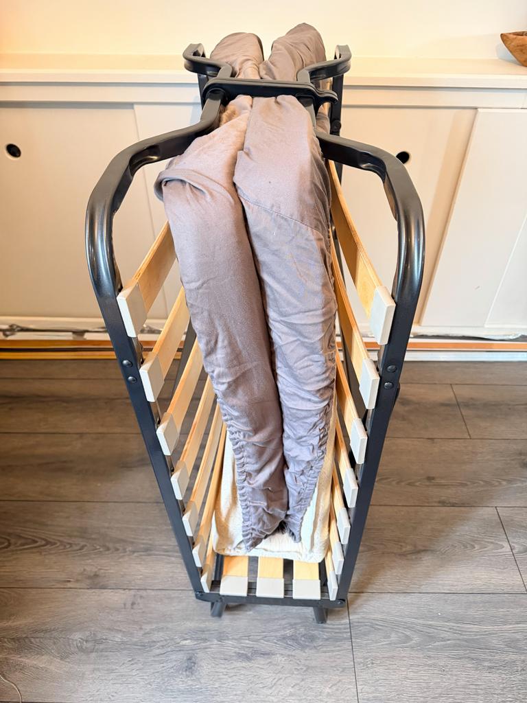 Comfortabel Eenpersoons Opklapbed (90x200) voor logees, Ophalen, 90 cm, Eenpersoons, Zo goed als nieuw
