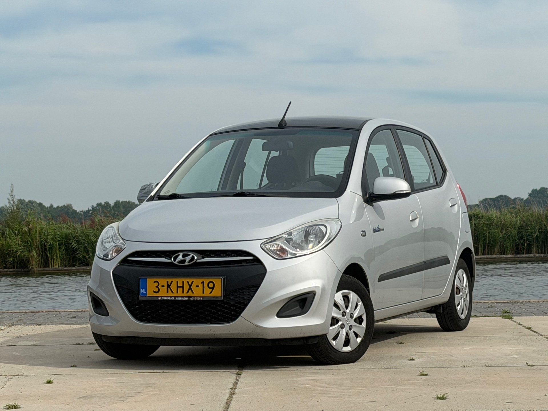 Hyundai I10 1.0 Black Pack - Sleek Silver - Airco/El.pakket/, Auto's, Hyundai, Voorwielaandrijving, Euro 5, Stof, Gebruikt