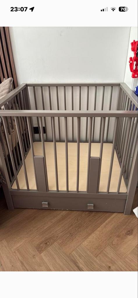 Stevige Babybox met Lade - taupe Grijs, Kinderen en Baby's, Boxen, Ophalen of Verzenden, Zo goed als nieuw, Vierkant, Lade