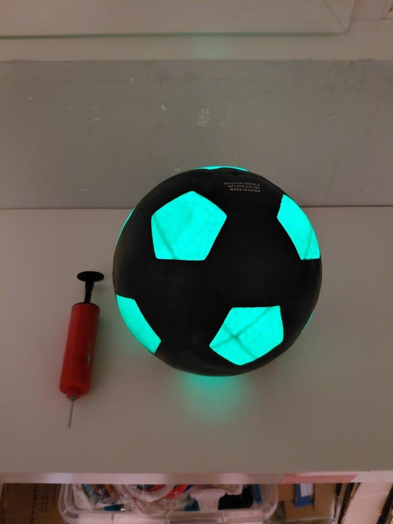 Nieuwe lichtgevende voetbal met pomp en draagtas, Maat XL, Ophalen of Verzenden, Nieuw, Bal