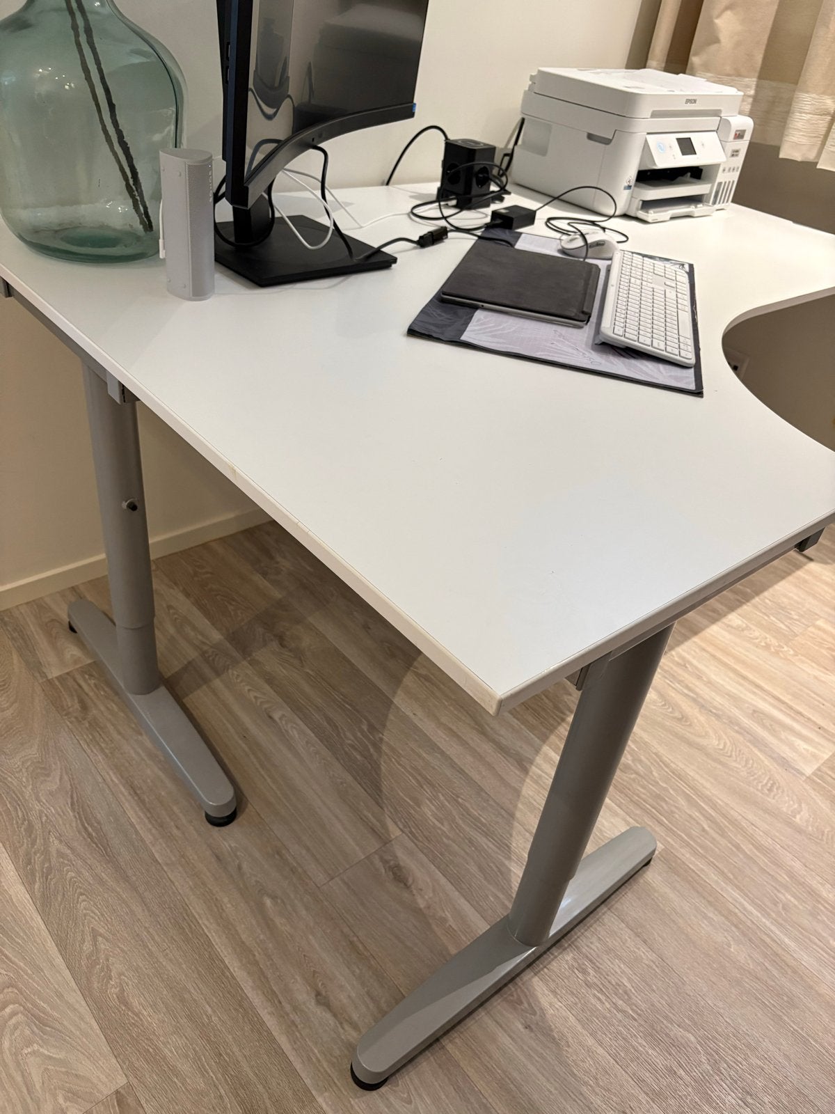 IKEA Hoekbureau wit blad, grijs onderstel met kabelgoot, Huis en Inrichting, Bureaus, Ophalen, Kabelgoot, Hoekbureau, Zo goed als nieuw