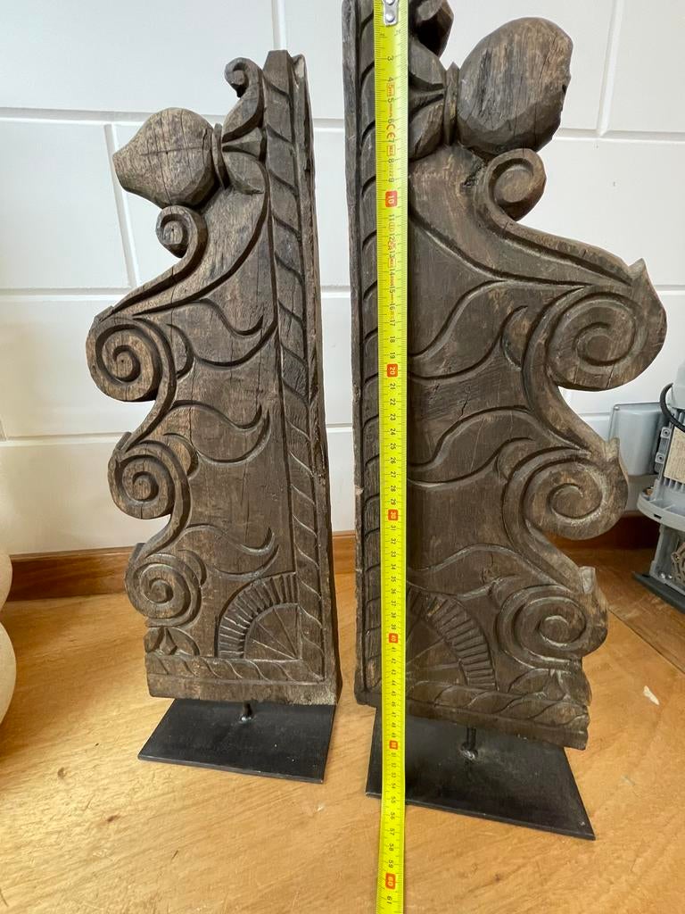 2x Aura Peeperkorn ornament houtsnijwerk op ijzeren voet, Ophalen, Overige kleuren, Overige materialen, 50 tot 75 cm