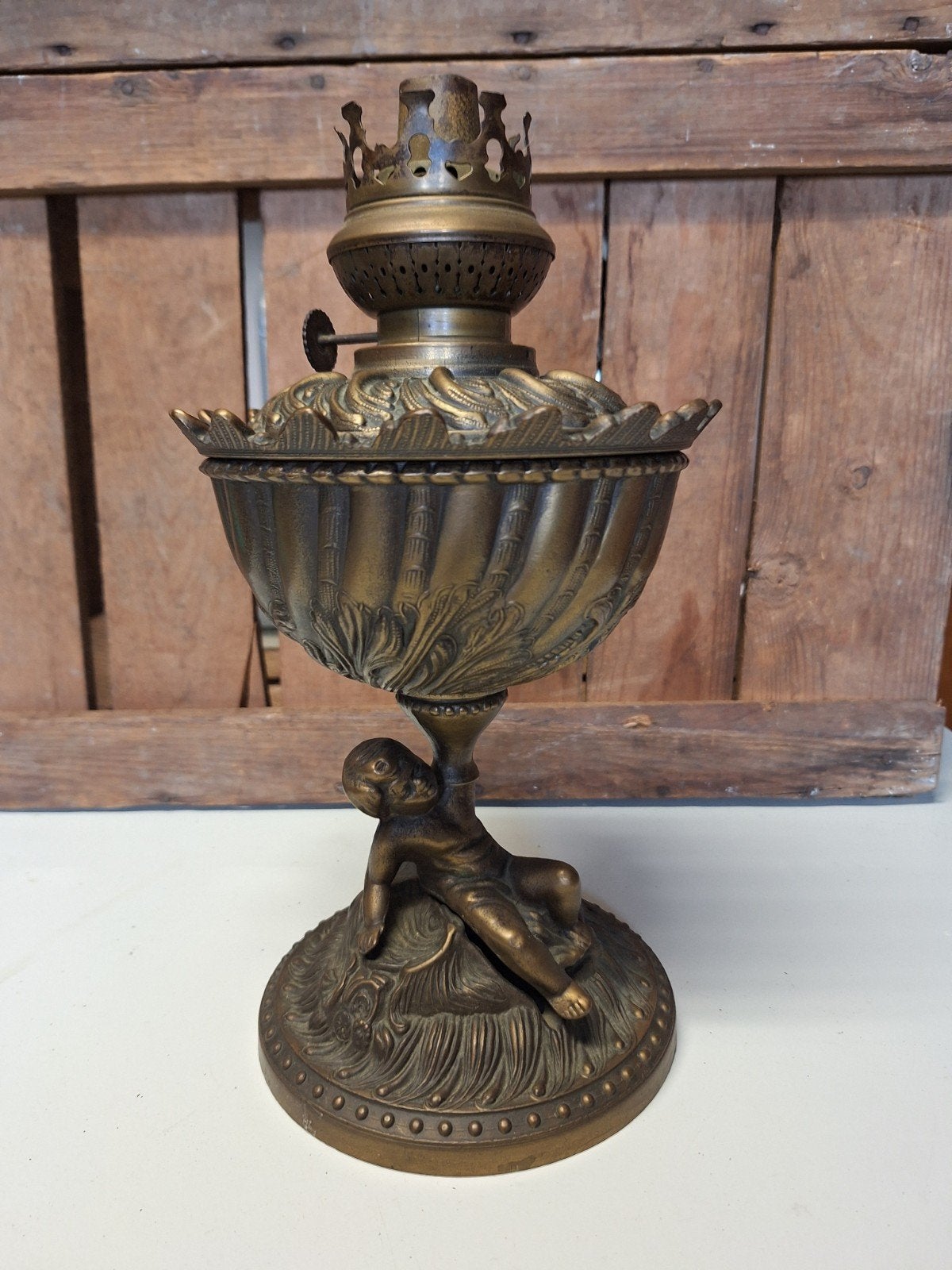 Antieke olielamp met cherubijn, Ophalen