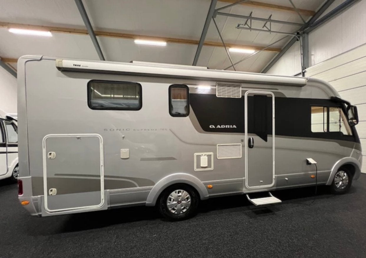 Adria Sonic Supreme 710 SL | Automaat | Leder | levelsysteem, Caravans en Kamperen, Fiat, Vloeistofverwarming, 7 tot 8 meter, Diesel