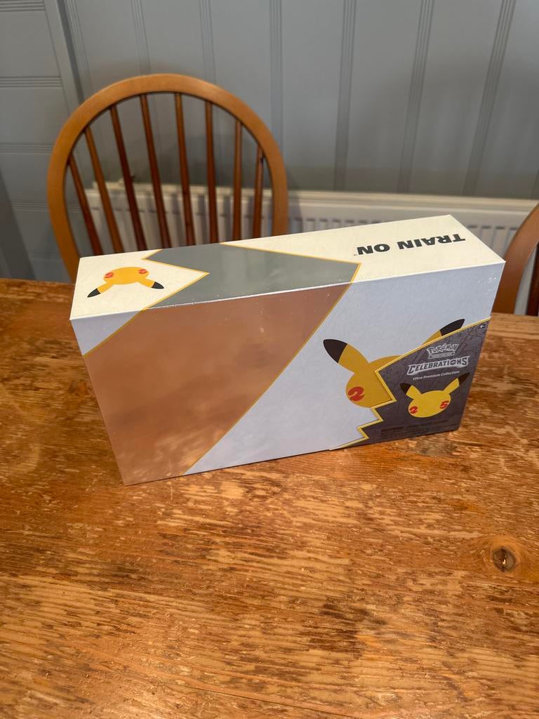 Pokémon Celebrations Ultra-Premium Collection Box, Hobby en Vrije tijd, Verzamelkaartspellen | Pokémon, Ophalen of Verzenden, Nieuw