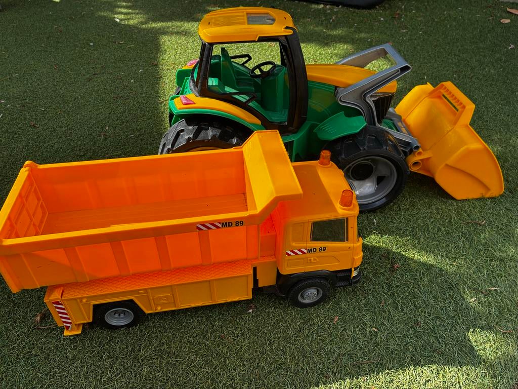 Twee grote speelgoed auto’s: vrachtwagen en tractor, Ophalen, Gebruikt
