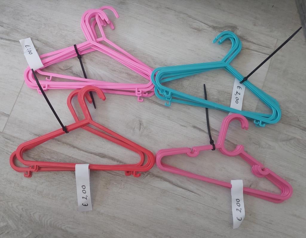 27 Baby- en kinderkledinghangers - Roze, Blauw, Rood, Ophalen of Verzenden, Gebruikt, Kunststof, Kinderen