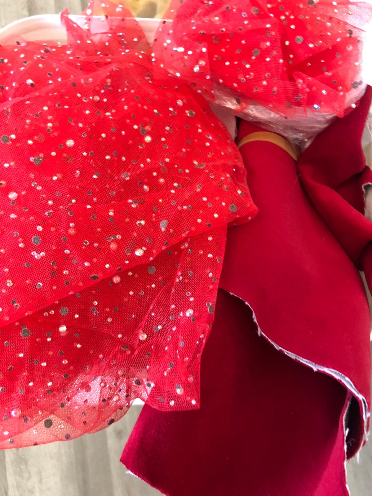 Rode fluwelen en glitterstof - Lap stof, Hobby en Vrije tijd, Stoffen en Lappen, Overige materialen, Nieuw, Ophalen of Verzenden