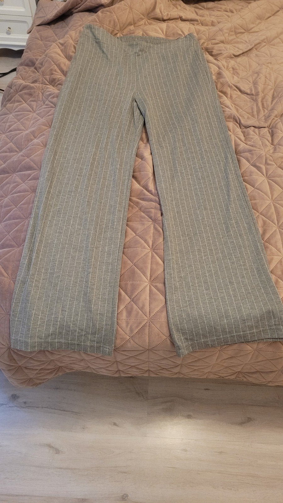Grijze pantalon met witte krijtstrepen XL, Maat 46/48 (XL) of groter, Ophalen of Verzenden, Zo goed als nieuw, Grijs