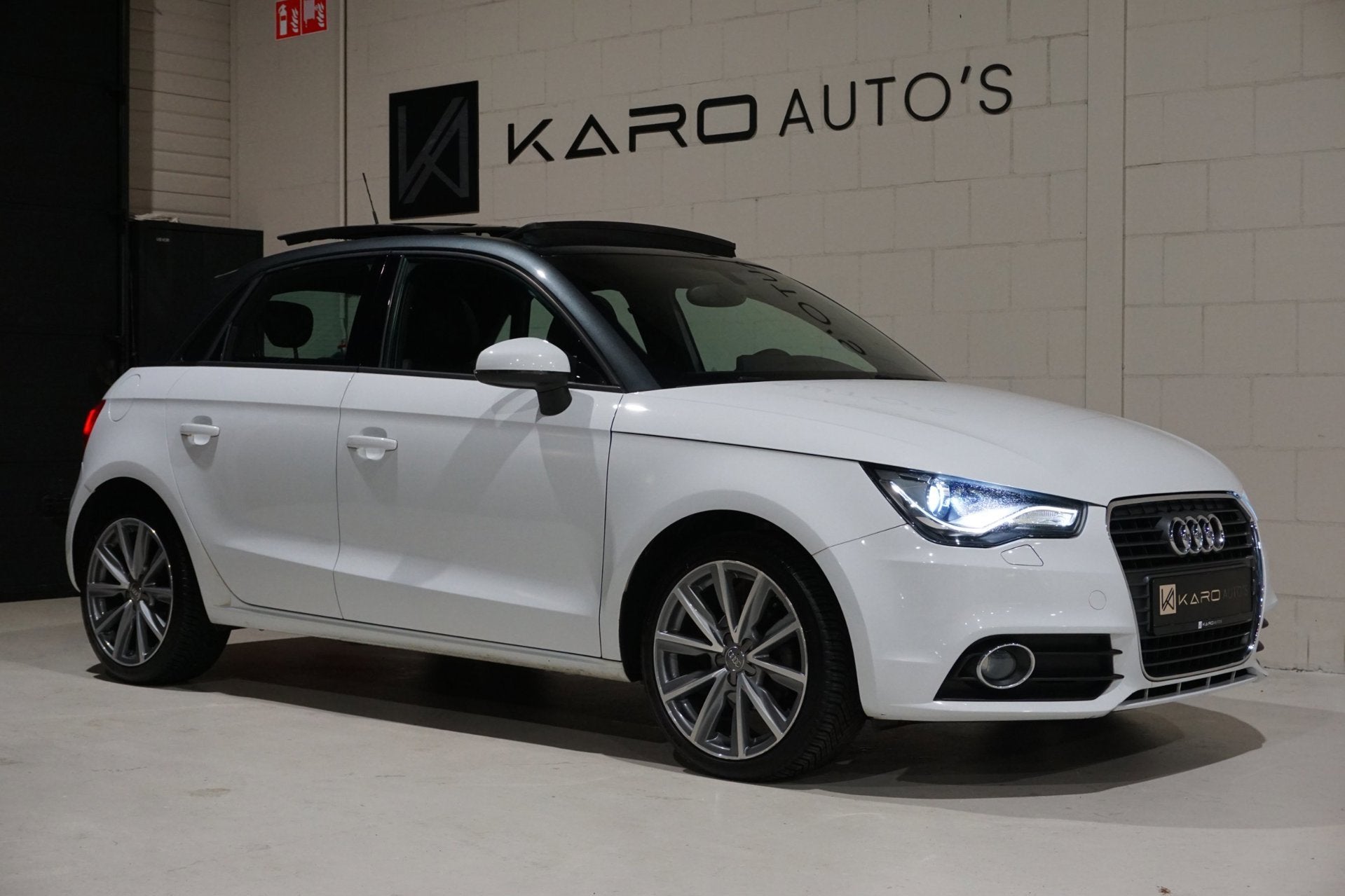 Audi A1 Sportback 1.2 TFSI Pano Xenon Led Navi Clima Stoelvw, Voorwielaandrijving, Zwart, 4 cilinders, 4 stoelen